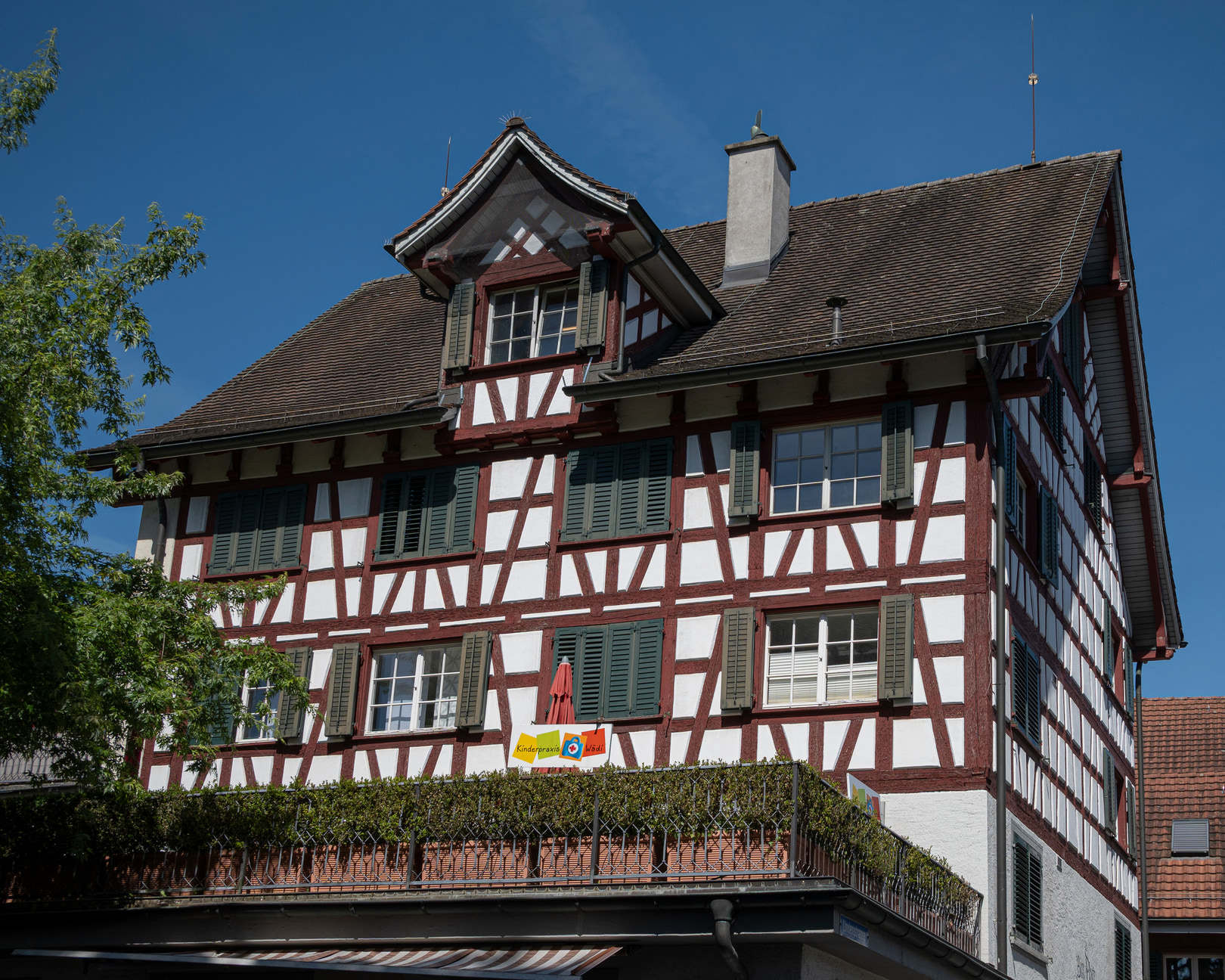 Practice building and directions – Kinderpraxis Wädi